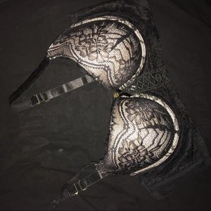 Daisy Fuentes lace bra